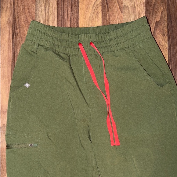 FIGS Olive Green Scrub Jogger with Pink Drawstring - Picture 3 of 4